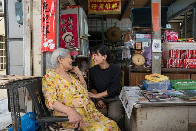驳二驻村艺术家李佩瑜将祖父母经营的传统柑仔店「胜雄商行」作为展览主题。（高市文化局提供／杨舒婷高雄传真）