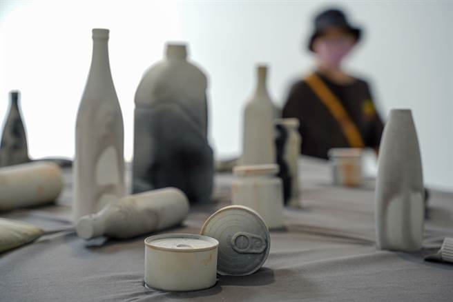 李佩瑜以注浆翻模的陶器作品作为展览品，也呼应了当初2002年大火的吞噬。（高市文化局提供／杨舒婷高雄传真）