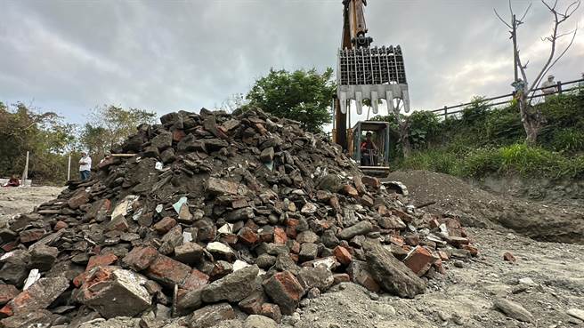 台东市某私人土地租给营造业者，却被埋下大量废弃物。（蔡旻妤摄）