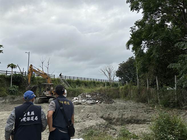 台东市某私人土地租给营造业者，却被埋下大量废弃物。（蔡旻妤摄）