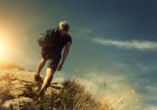 有人担心爬山、爬楼梯、跑步会伤害膝盖，医师表示，其实这些动作非但不伤膝盖，甚至可减缓退化性关节炎患者的疼痛。(示意图/ Shutterstock )