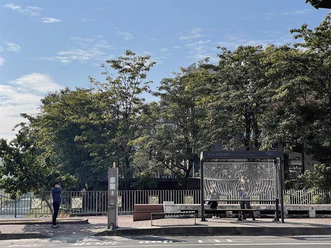 台南市南区竹溪寺新式候车亭造型现代简洁又结合特殊设计意象。（交通局提供／洪荣志台南传真）