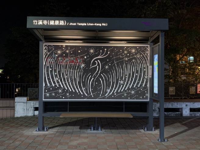 台南市南区竹溪寺新式候车亭的夜晚光雕展现亮点。（交通局提供／洪荣志台南传真）