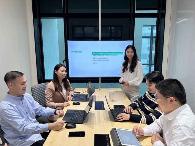 政治大学地政所毕业的谭雅晴（右排站立者），第一份工作选择参加信义房屋MA计画，快速拓展职涯所需能力。（图/信义房屋 提供）