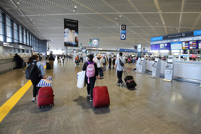 日本湧入大批遊客，成田機場出關大排長龍。（示意圖／Shutterstock）