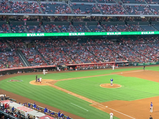 長榮航空與洛杉磯天使合作，推廣公益活動。（長榮航提供）