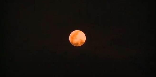 台東昨晚出現紅色月亮。（讀者提供／蔡旻妤台東傳真）