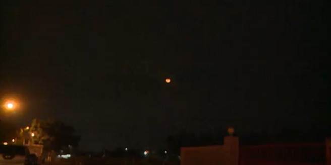 台東昨晚出現紅色月亮。（讀者提供／蔡旻妤台東傳真）