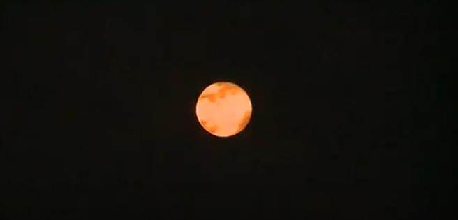 台東昨晚出現紅色月亮。（讀者提供／蔡旻妤台東傳真）