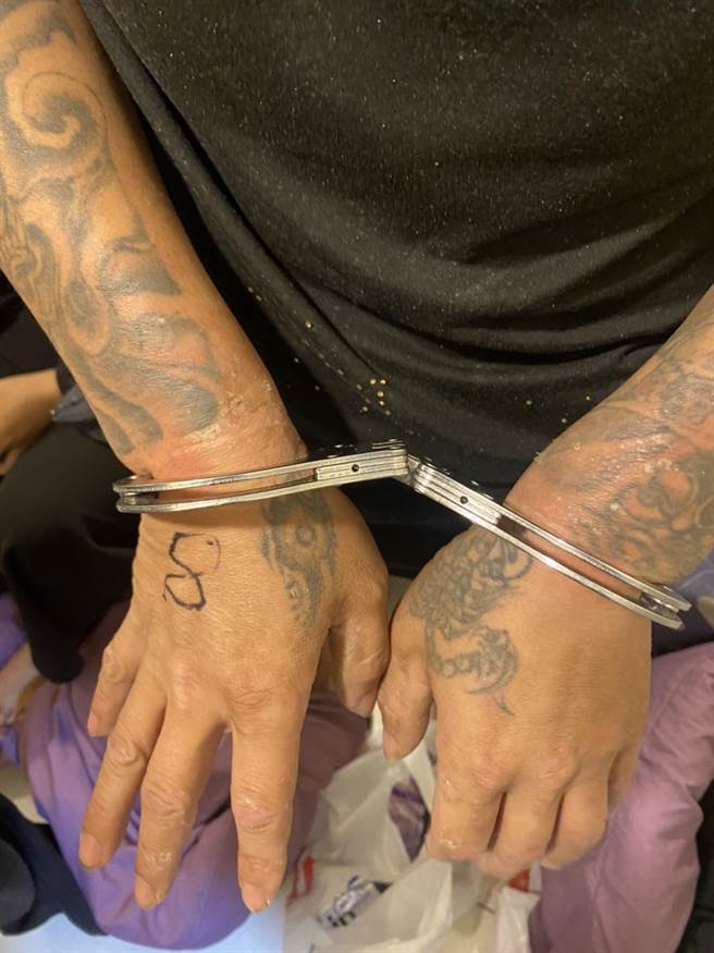 台版柬埔寨诈团凌虐猪仔，将被害人蒙眼、上手铐脚镣囚禁，施暴、变态凌虐，中检起诉主嫌柯男等16人。（陈淑芬翻摄）