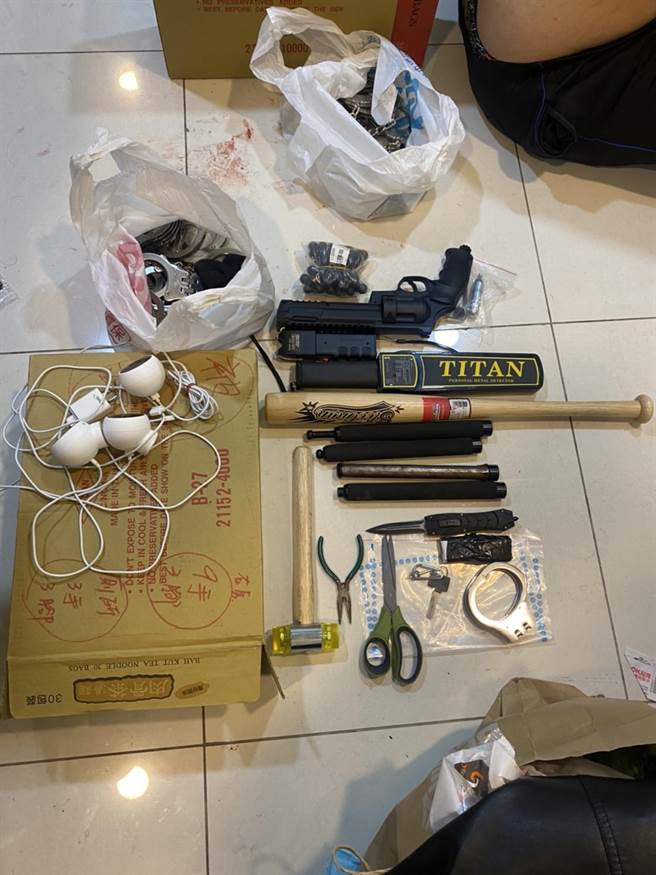 台中检警查获台版柬埔寨诈团，凌虐猪仔，将被害人蒙眼、上手铐脚镣囚禁，施暴、变态凌虐。（陈淑芬翻摄）