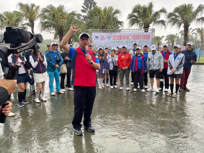 中华奥会副主席蔡家福亲临开球。(大会提供)