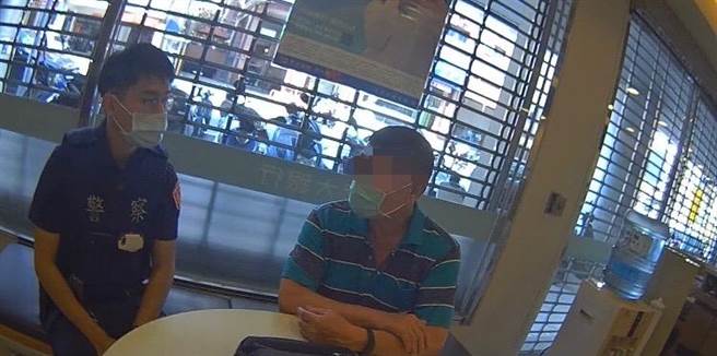 陳姓老翁心動砸34萬元購買茶餅，所幸遭到員警及時攔阻。（翻攝照片／崔正綱高雄傳真）