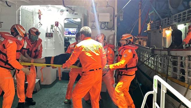 「金鸿财」渔船许姓船长躺卧在驾驶舱下方奄奄一息，经海巡人员询问可否自行登艇，发觉他病况危急已呈昏迷状态，因此遂以担架进行接驳上船。（澎湖海巡队提供）