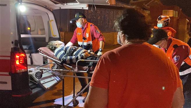 病患返回海巡马公港队部，顺利抵达并交由澎湖县消防局救护车，载往卫福部澎湖医院急救，顺利完成这起海上的救护任务。（澎湖海巡队提供）