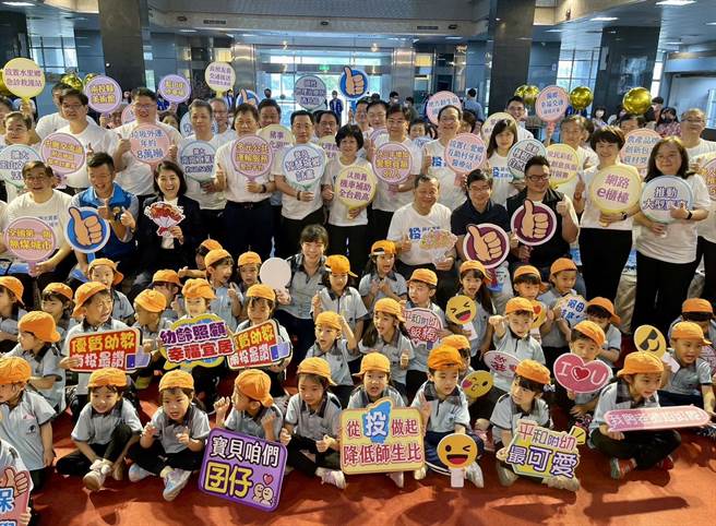 许淑华率领县府团队召开就职100天县政记者会，幼儿园学童唱跳开幕表演展现城市活力。（杨静茹摄）