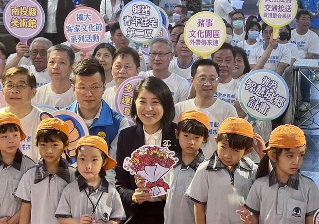 许淑华就任100天，幼儿园小朋友献上一束花，许淑华笑开怀。（杨静茹摄）