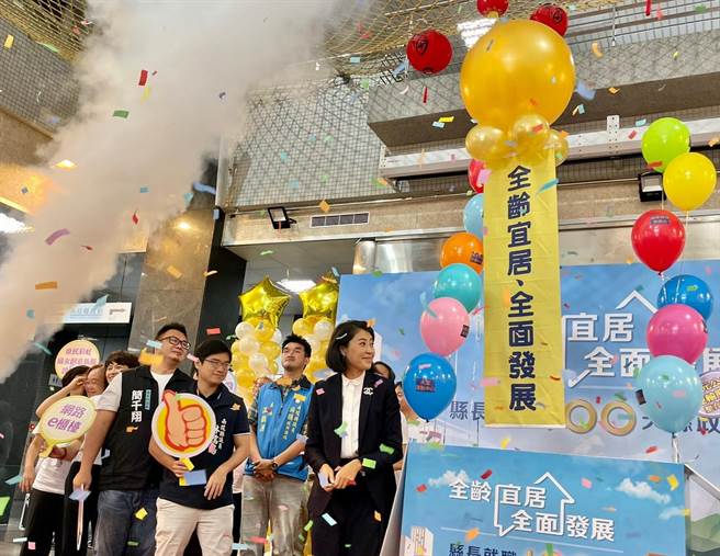 许淑华召开就任100天县政记者会，南投县议员简千翔、林儒旸等人出席，强调许淑华施政大家有目共睹。（杨静茹摄）