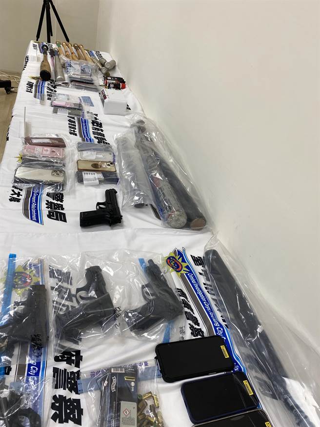台中市政府警察局刑大7日举行破案记者会，并查扣相关赃证物，在记者会上陈列展示。（张妍溱摄）
