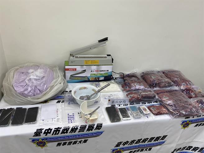 台中市政府警察局刑大7日举行破案记者会，并查扣相关赃证物，在记者会上陈列展示。（张妍溱摄）