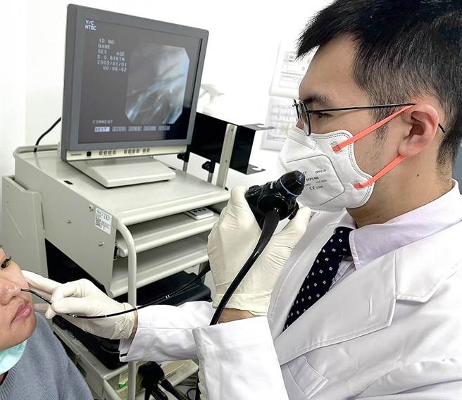 新北市一位52岁男子长期被鼻塞、流黄鼻涕和慢性咳嗽等症状困扰，渐渐丧失味觉，医师经内视镜检查后发现，男子两侧鼻腔长满鼻息肉。看诊示意图。（恩主公医院提供）