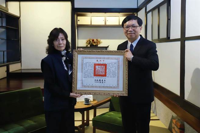 文化部常务次长李连权（右）代表颁赠总统褒扬令，由华严女儿叶文心（左）代表受赠。（文化部提供）
