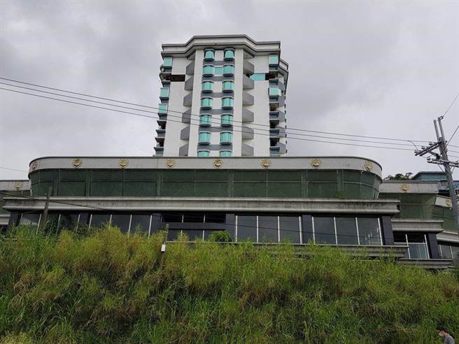 大社區觀音山段翠屏路旁未完工的渡假會館11日將進行拍賣。（法務部執行署高雄分署提供／袁庭堯高雄傳真）