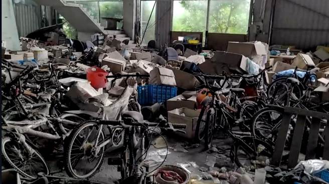 建物一樓挑高大廳內堆滿腳踏車。（法務部執行署高雄分署提供／袁庭堯高雄傳真）