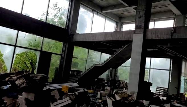 該建物門窗早被破壞，還曾發生過離奇命案。（法務部執行署高雄分署提供／袁庭堯高雄傳真）