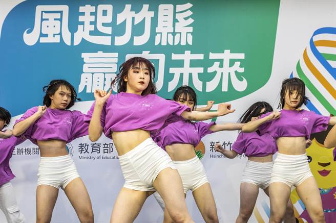 新竹县各界为全中运选手加油，竹东高中热舞社的舞蹈展现青春活力。（罗浚滨摄）