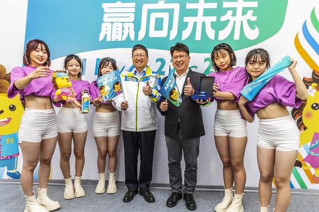 县长杨文科（左四）和立委林思铭=（右四）与竹东高中学生展示全中运文创商品。（罗浚滨摄）