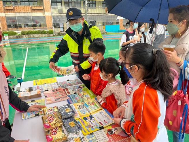 內湖分局結合東湖國小園遊會，辦理交通安全宣導。（翻攝照片／林郁平台北傳真）