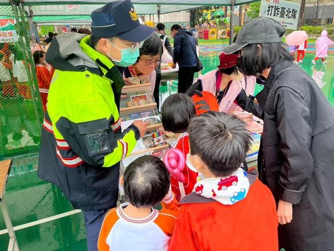 內湖分局結合東湖國小園遊會，辦理交通安全宣導。（翻攝照片／林郁平台北傳真）