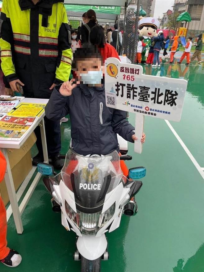 內湖分局結合東湖國小園遊會，辦理交通安全宣導。（翻攝照片／林郁平台北傳真）