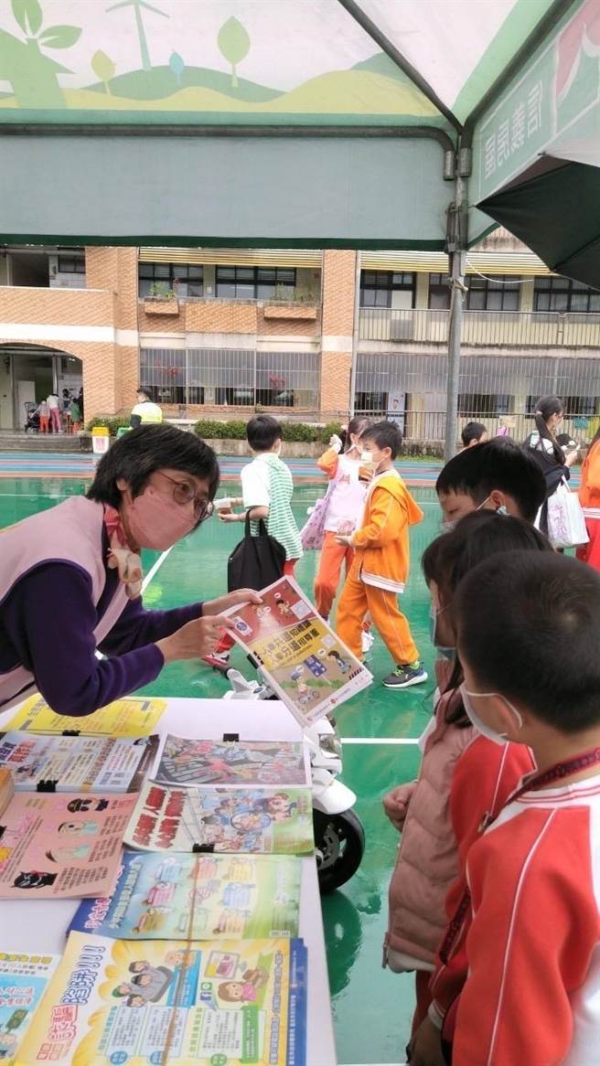 內湖分局結合東湖國小園遊會，辦理交通安全宣導。（翻攝照片／林郁平台北傳真）