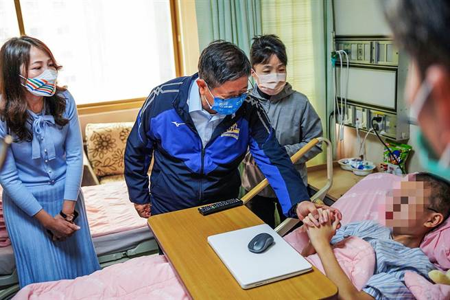 县长杨文科探望车祸重伤的博爱国中邱姓学生，暖心慰问，祝他早日康復。（罗浚滨摄）  竹县》工研院成立研创资本　携手4大上市公司当新创团队圆梦天使（罗浚滨公发）  工研院宣布子公司创新工业技术移转股份，携手长兴材料工业、巨大集团、和大工业及新光合成纤维等4家台县臺湾指标性企业成立「研创资本公司」，协助工研院技术团队加速创新创业，缩短技术研发及产品制造打入市场的过程，力促新创产业快速跨入新兴领域。