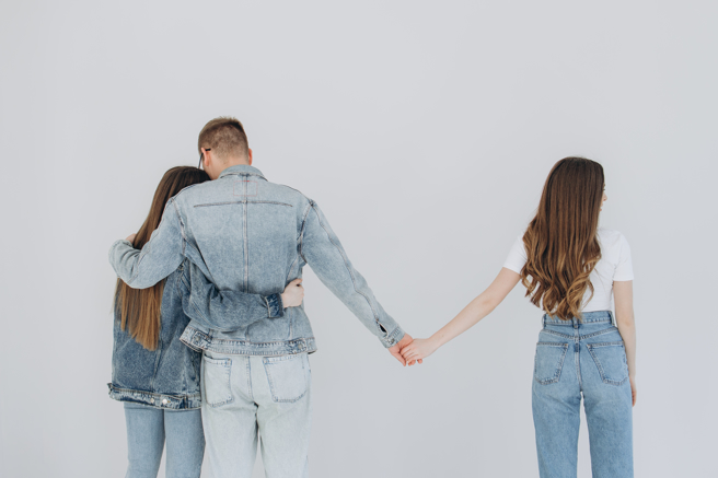 员警外遇搞不定，小三举发又爆料，正宫怒告求偿，法官判赔5万元。（示意图/shutterstock达志影像）