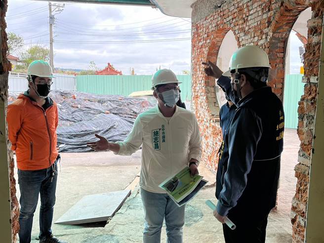 大甲殡仪馆将增设冷冻柜位与小灵堂不足，市议员施志昌7日会勘工程进度。（陈淑娥摄）