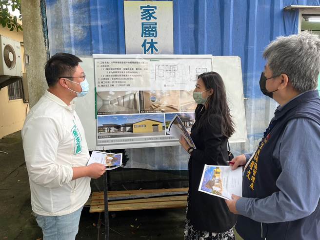 大甲殡仪馆将增设冷冻柜位与小灵堂不足，市议员施志昌7日会勘工程进度。（陈淑娥摄）