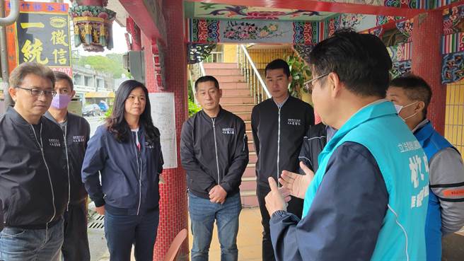 前县议员杜文中（右）与关西镇代等人会勘竹客5634公车路线。（杜文中团队提供／罗浚滨新竹传真）