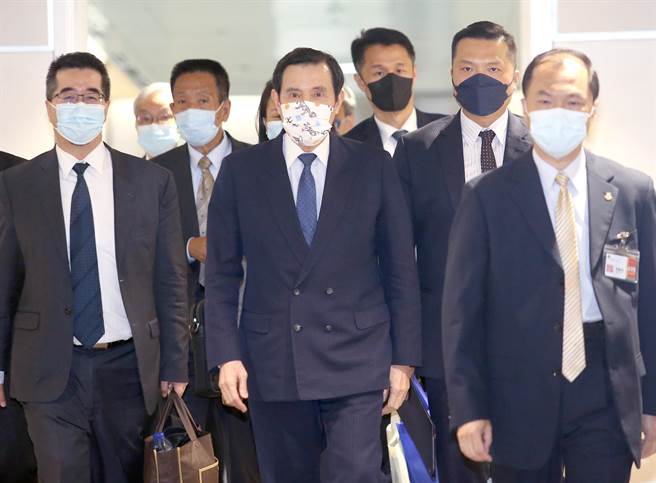 前总统马英九（中）7日搭机返台，他下机时表示坚持九二共识才符合台湾民眾的利益。（范扬光摄）