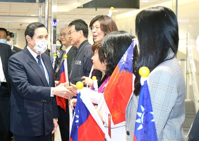 前总统马英九（左）7日搭机返台，国民党立委在下机处列队接机。（范扬光摄）