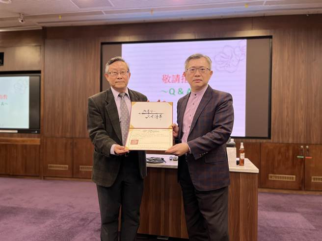 清华大学前校长贺陈弘（左）应科管院长林哲群之邀在EMBA课堂上发表专题演讲。（清大科管院提供／王惠慧新竹传真）