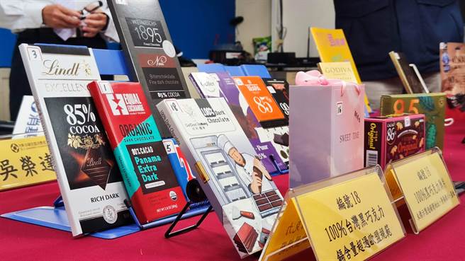 据消基会抽测市面20件巧克力商品，其中某项来自屏东内埔生产的「100％台湾黑巧克力」商品，但其镉含量超出欧盟标准。（林良齐摄）