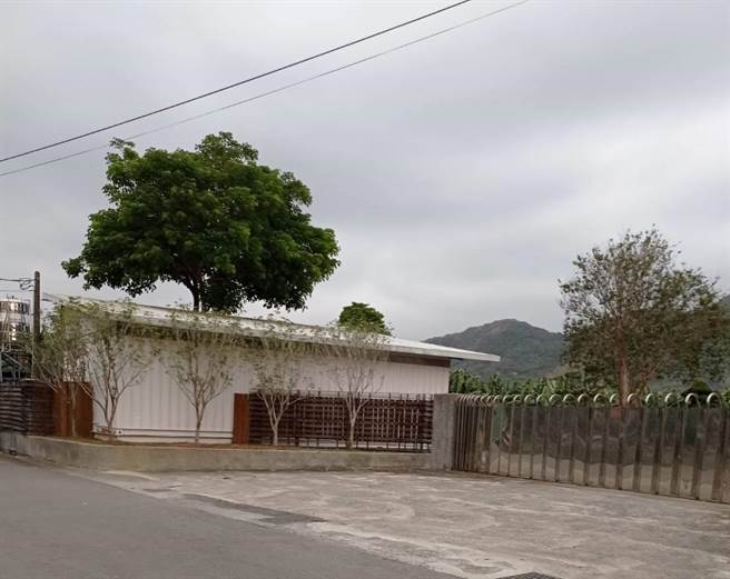 台盐前董座陈启昱在高雄旗山农牧地盖千坪违建豪宅，高雄高雄市政府农业局现地勘察，发现农地上存在非农业使用的建物，已开立10万元裁罚书，同时要求陈启昱限期改善恢復农业使用，否则将依法拆除。（林雅惠摄）