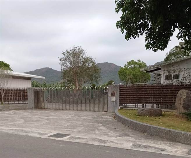 台盐前董座陈启昱在高雄旗山农牧地盖千坪违建豪宅，高雄高雄市政府农业局现地勘察，发现农地上存在非农业使用的建物，已开立10万元裁罚书，同时要求陈启昱限期改善恢復农业使用，否则将依法拆除。（林雅惠摄）