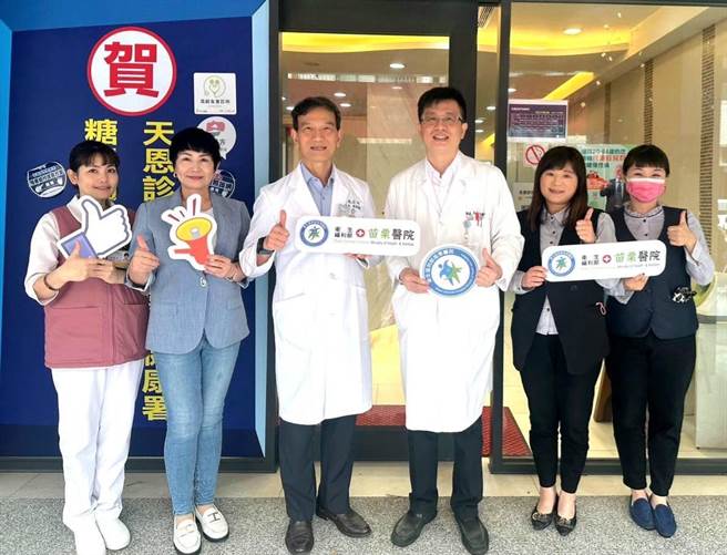 天恩诊所院长赵荣勤(左3)张贴高龄友善诊所标章，与部苗副院长林彦雄(右3)所率团队人员合影留念。（部立苗栗医院提供／谢明俊苗栗传真）
