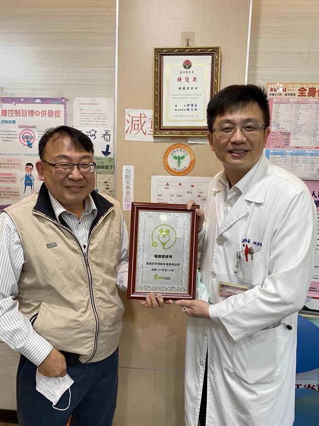 部苗辅导杨国君诊所通过高龄友善诊所认证并取得标章，副院长林彦雄(右)代表致赠予诊所院长杨国君(左)。（部立苗栗医院提供／谢明俊苗栗传真）