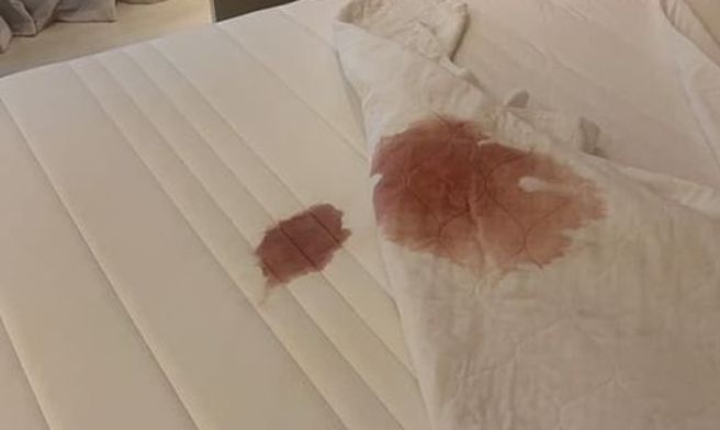 客人退房以後進去打掃，房務掀開棉被卻看到一大片血跡。（圖／翻攝自爆怨公社）