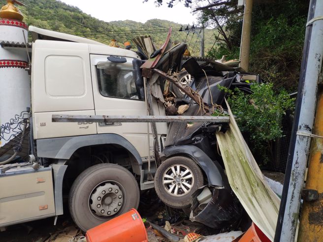 砂石车疑煞车失灵撞山壁 ，小客车惨被夹成「铁泥」。(记者爆料网提供)